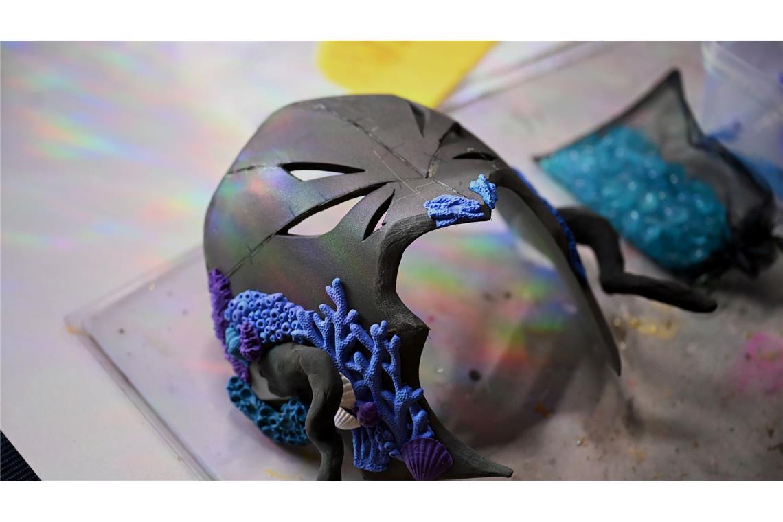 Neben ihrem aktuellen Kostüm arbeitet sie an einer Maske aus Foam Clay.