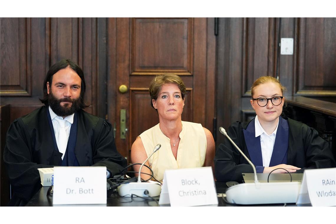 Neben ihren Anwälten wird künftig auch der ehemalige Regierungssprecher Béla Anda für die angeklagte Unternehmerin Christina Block (Mitte) tätig werden. (Archivbild)
