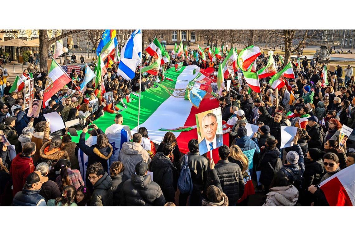 Neben Iranfahnen wurden auf dem Schlossplatz auch Fahnen von Israel und den USA geschwungen.