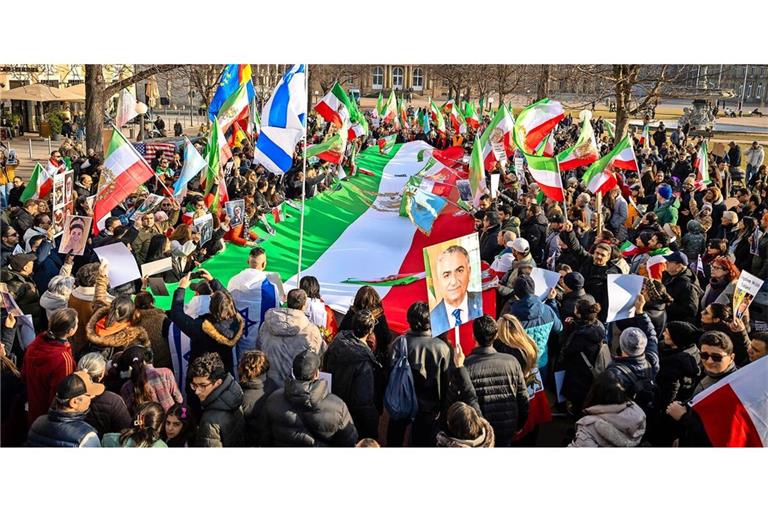 Neben Iranfahnen wurden auf dem Schlossplatz auch Fahnen von Israel und den USA geschwungen.