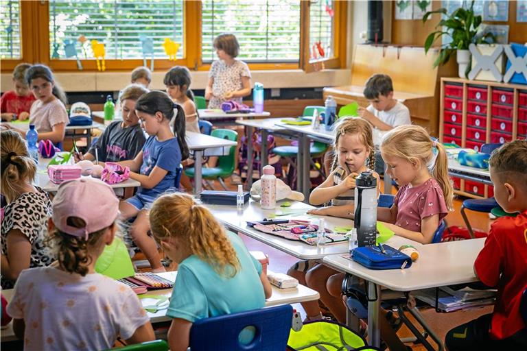 Neben jedem Kitakind sitzt ein Schulkind. So gelingt in der Conrad-Weiser-Schule die Eingewöhnung ganz einfach. Foto: Alexander Becher