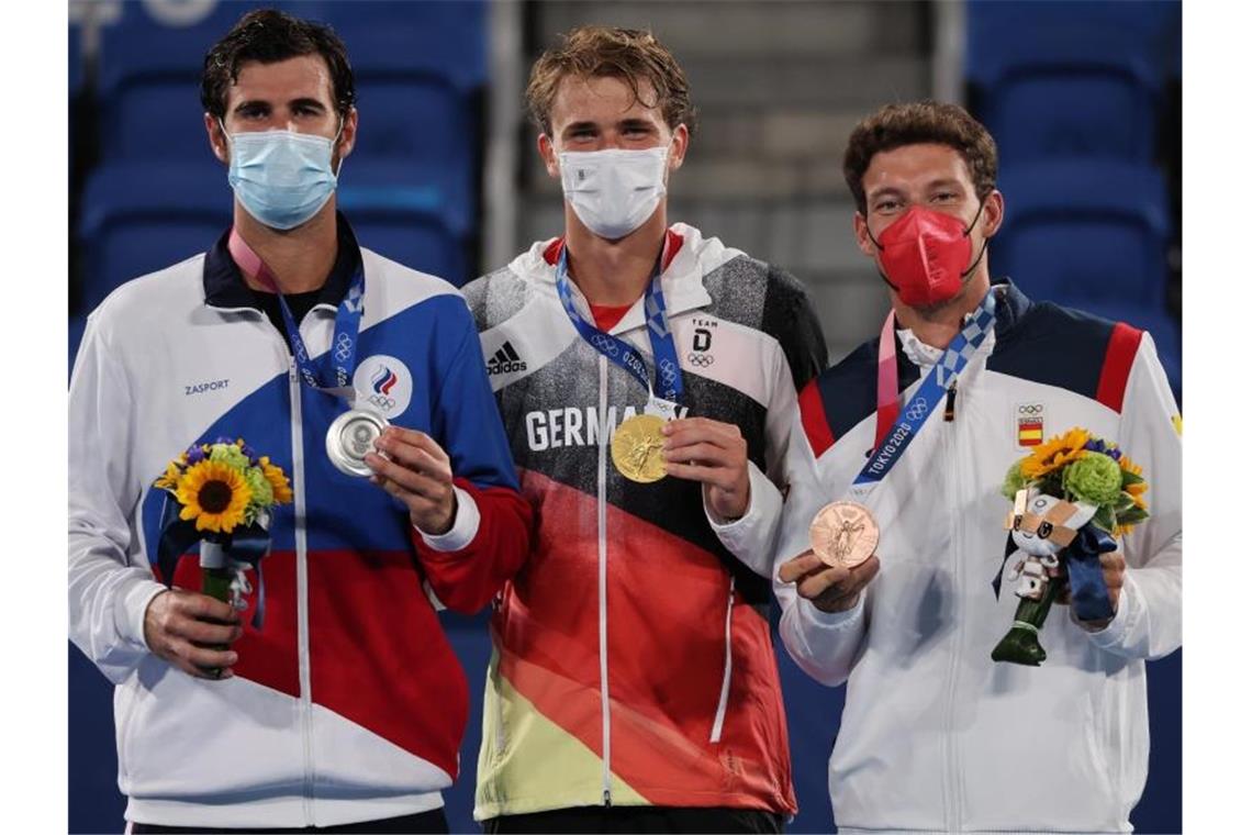 Neben Karen Chatschanow (links) und Zverev (M) stieg noch Pablo Carreno-Busta mit Bronze auf das Podium. Foto: Jan Woitas/dpa-Zentralbild/dpa