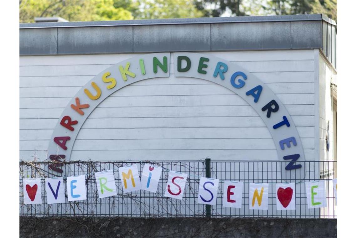 Debatte um Lockerungen nimmt wieder Tempo auf Neben Kitas sind auch Schulen in der Corona-Krise weitestgehend geschlossen. Foto: Patrick Seeger/dpa