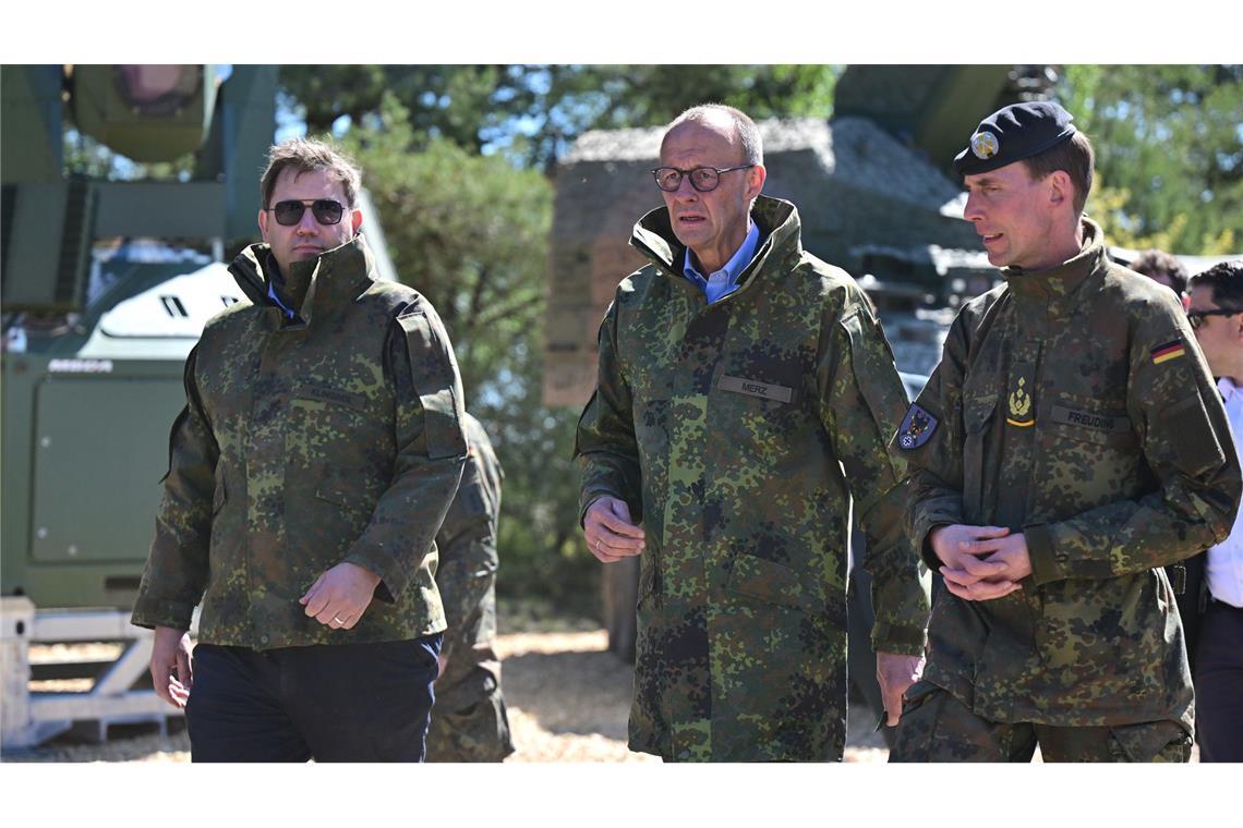 Neben Merz (Mitte) war auch Vizekanzler Klingbeil (l) dabei.