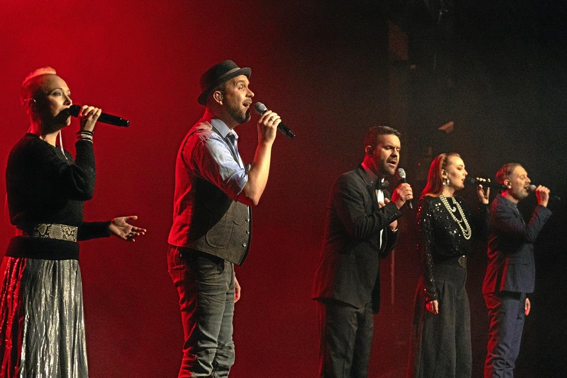 A-cappella-Band Onair erzeugt im Backnanger Bürgerhaus vielschichtige Klangbilder Neben modernen Liedern griff Onair auch auf ganz alte Lieder zurück. Foto: Alexander Becher