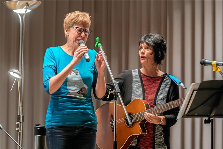 Neben Szenen aus „Chaos in Cornwall“ zeigten Elisabeth Kabatek (links) und Susanne Schempp auch musikalische und kabarettistische Einlagen. Foto: J. Fiedler