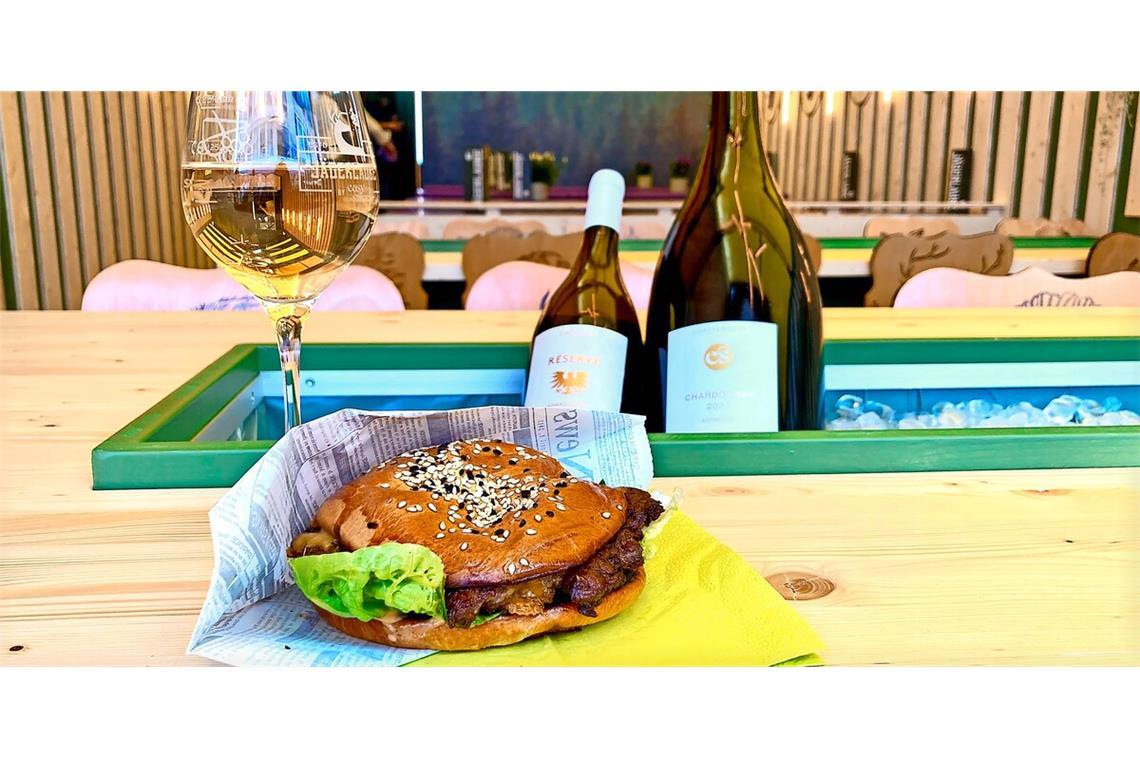 Neben traditionellen schwäbischen Spezialitäten bietet das Stuttgarter Weindorf in diesem Jahr auch kulinarische Exoten – darunter den Smash Burger aus Wagyu-Rind.