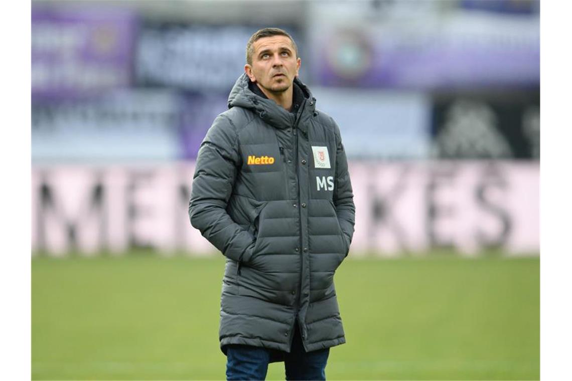 Neben Trainer Mersad Selimbegovic gibt es weitere Corona-Fälle bei Jahn Regensburg. Foto: Robert Michael/dpa-Zentralbild/dpa