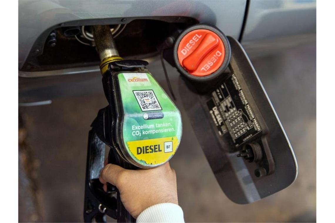 Dieselpreis steigt auf Allzeithoch Neben zuletzt erneut gestiegenen Ölpreisen treibt auch der seit Jahresbeginn erhöhte CO2-Preis die Kosten an der Zapfsäule in die Höhe. Foto: Carsten Koall/dpa