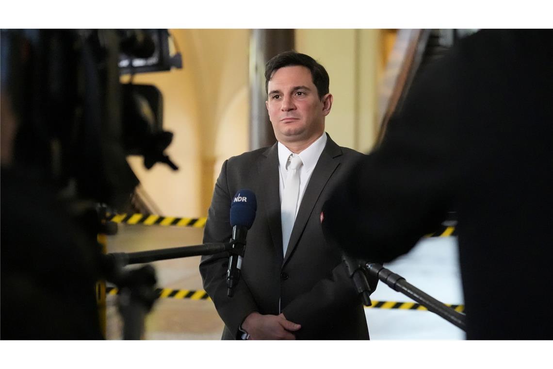 Nebenklage-Vertreter Philip von der Meden gibt am Rande des Prozesses ein Statement.