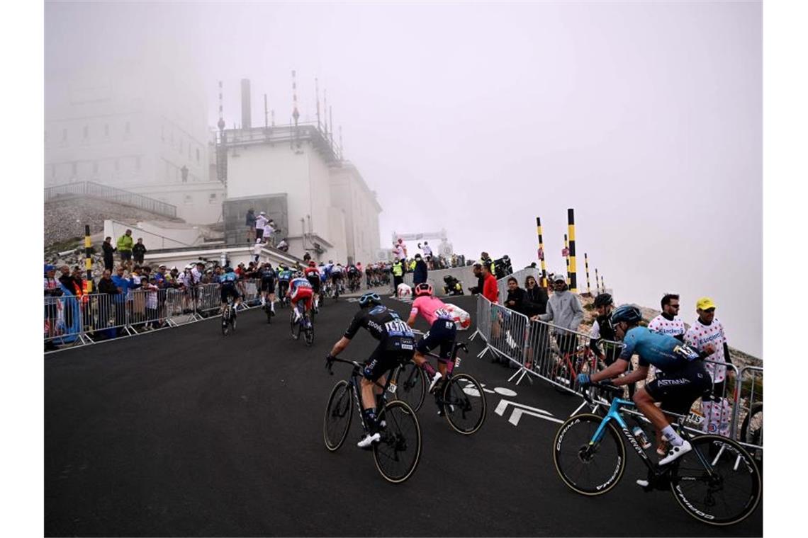 Van Aert gewinnt Ventoux-Etappe der Tour de France Neblig: Der Fahrerfeld bei der ersten Überquerung des Mont Ventoux . Foto: Anne-Christine Poujoulat/AFP/dpa