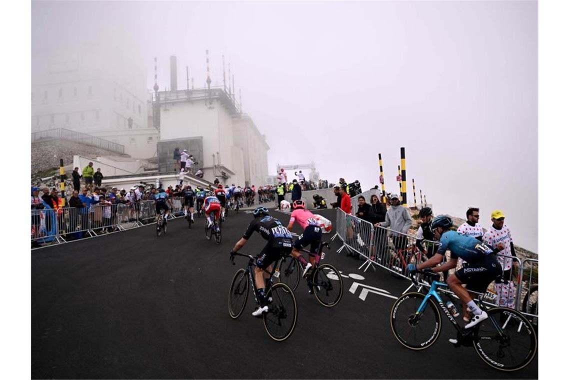 Neblig: Der Fahrerfeld bei der ersten Überquerung des Mont Ventoux . Foto: Anne-Christine Poujoulat/AFP/dpa