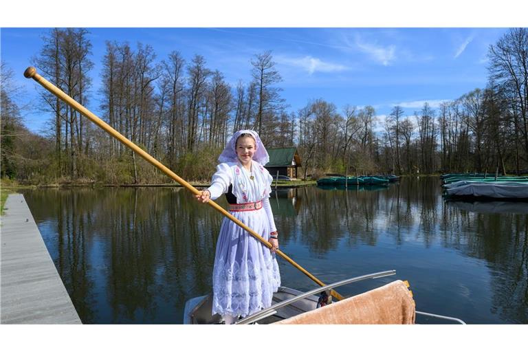 Neele Birkhold steht in einem Kahn zur Eröffnung der Saison.