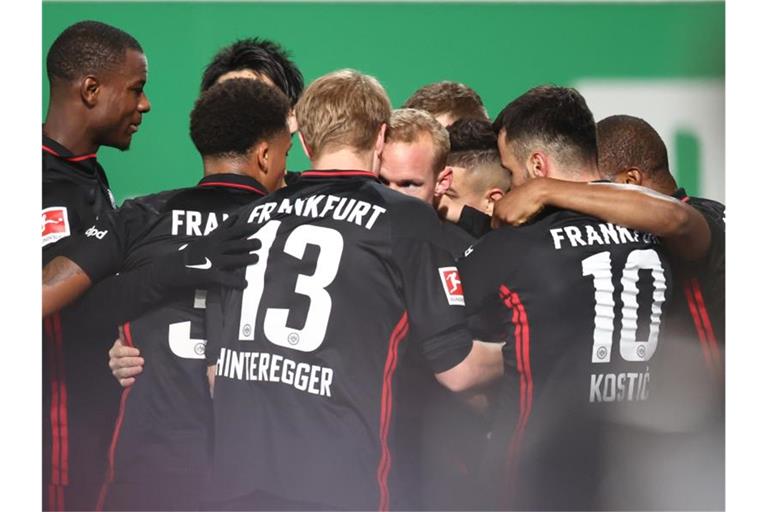 Negativserie gestoppt: Die Eintracht holte sich einen späten Sieg in Fürth. Foto: Daniel Karmann/dpa