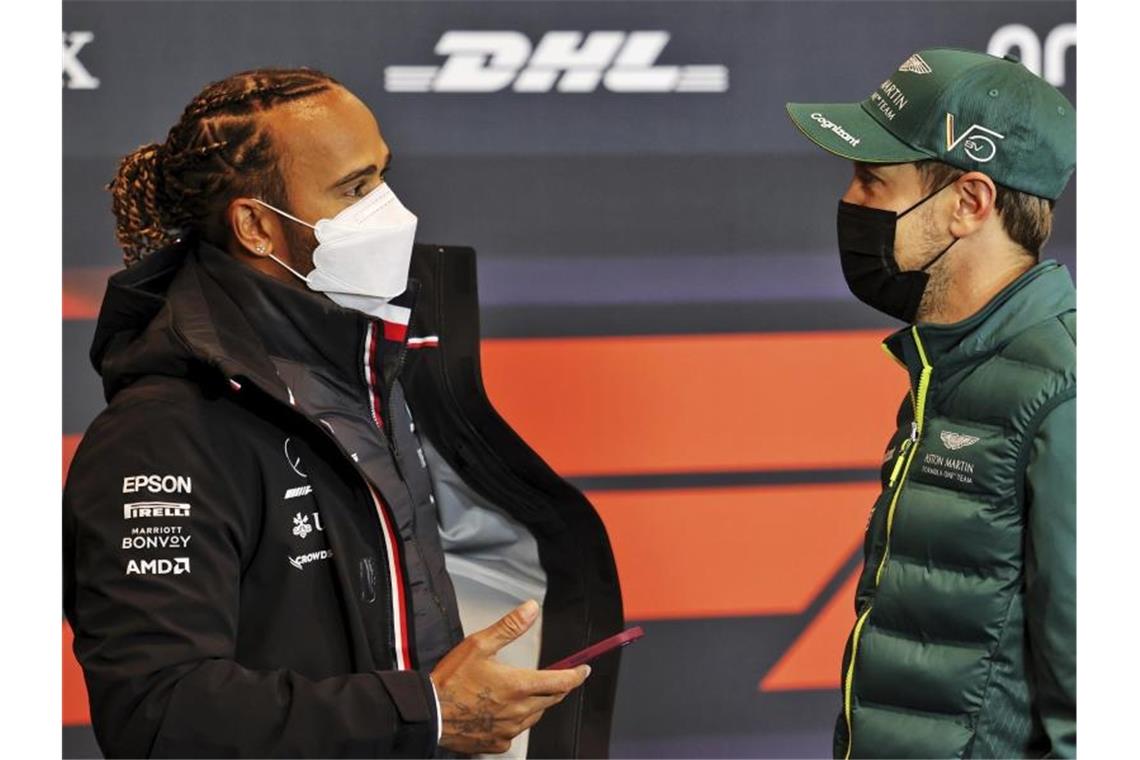 Nehmen gemeinsam an der obligatorischen Pressekonferenz teil: Sebastian Vettel (r) und Lewis Hamilton. Foto: Xpbimages/dpa