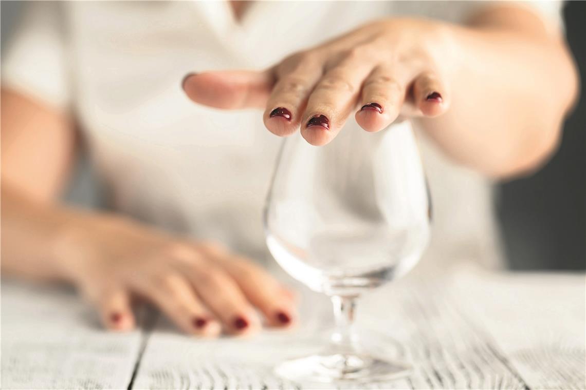 Gemeinsam gegen die Sucht ankämpfen Nein sagen: Alkohol ist in der heutigen Zeit allgegenwärtig. Das macht es für Süchtige nicht gerade einfach, ihm zu „entkommen“. Foto: Adobe Stock