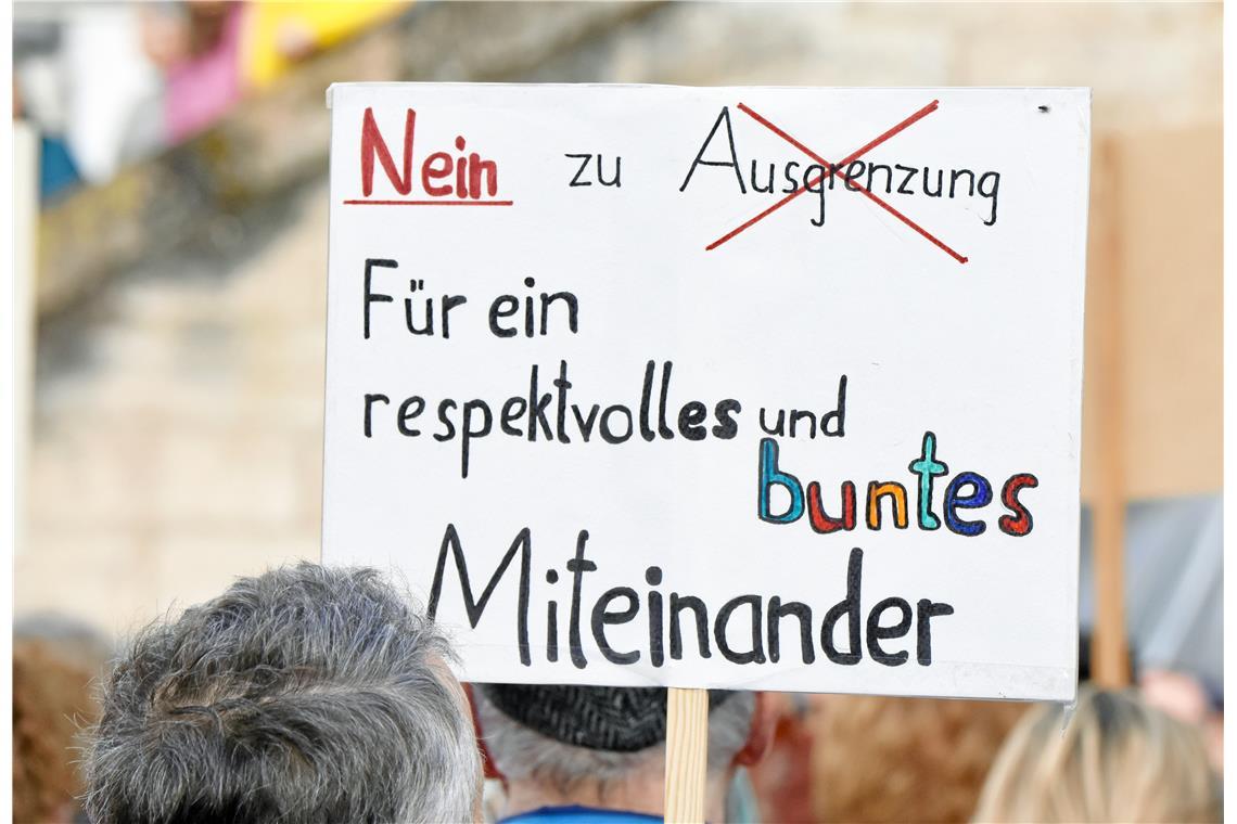 NEIN ZU AUSGRENZUNG. FÜR EIN RESPEKTVOLLES UND BUNTES MITEINANDER  steht auf dem...