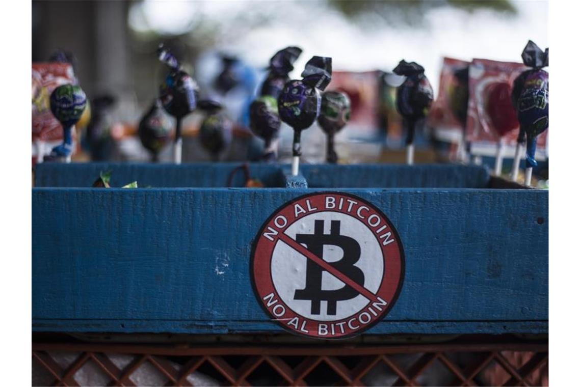 „Nein zum Bitcoin“: Einer Umfrage zufolge lehnen rund 70 Prozent der Salvadorianer das Bitcoin-Gesetz ab. Foto: Víctor Peña/dpa