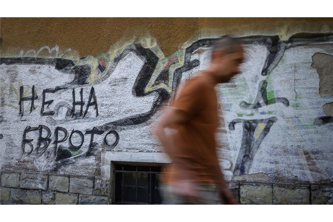 "Nein zum Euro" steht auf diesem Graffito an einer Wand in der Hauptstadt Sofia.