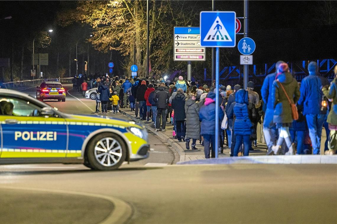 Nennt sich Spaziergang, ist aber eine Demonstration: Seit mehreren Wochen ziehen immer montags mehrere Hundert Menschen durch Backnang. Weil die Versammlungen nicht bei der Stadt angemeldet wurden, waren sie bisher illegal. Archivfoto: A. Becher