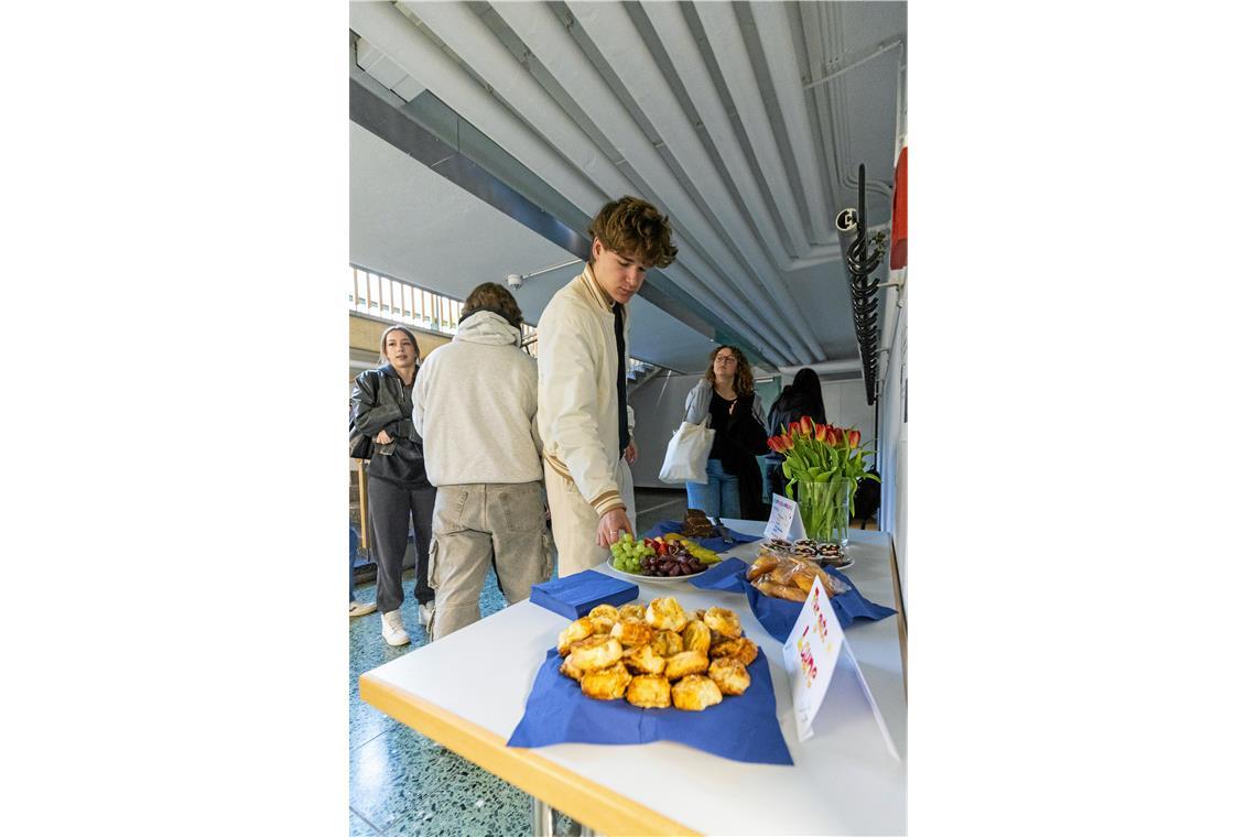 Nervennahrung: Die Jahrgangsstufe eins am Max-Born-Gymnasium hat den Prüflingen der Stufe zwei einen Tisch mit Kuchen, Gebäckstücken und Obst vorbereitet. Fotos: Alexander Becher 