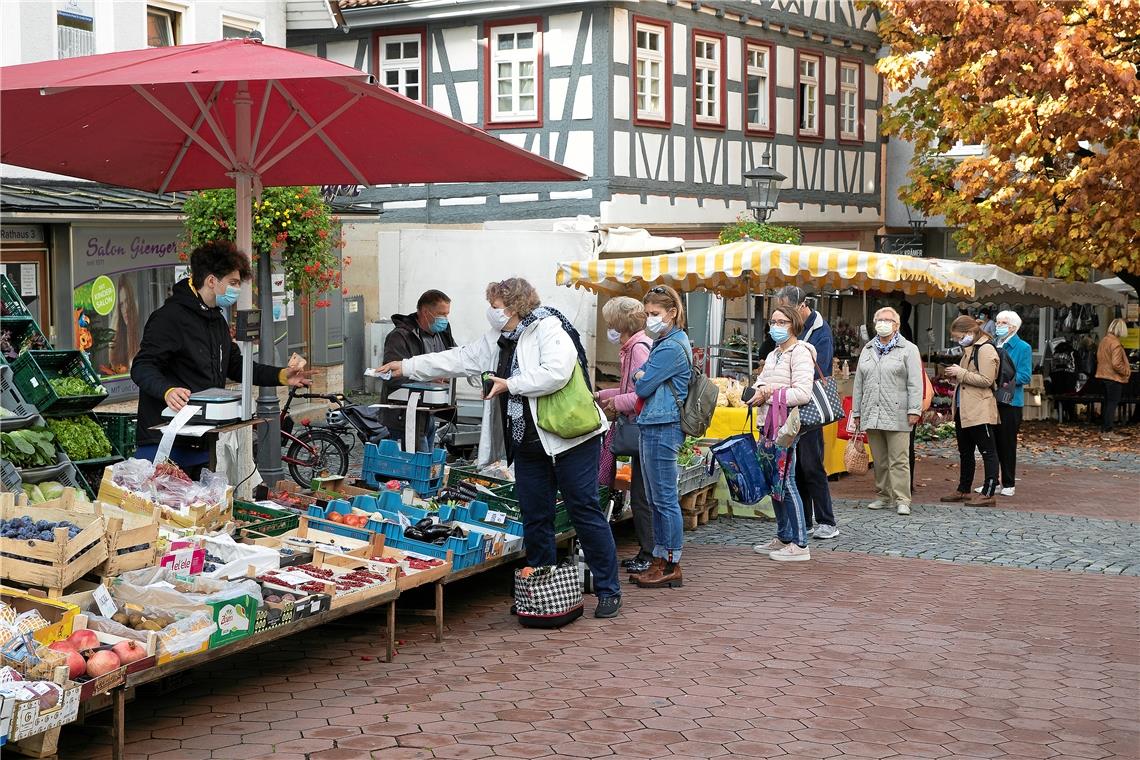 Nervig, aber notwendig: Die vorgeschriebene Mund-Nasen-Bedeckung tragen auf dem Backnanger Wochenmarkt wie hier am Rathaus alle Marktbeschicker und Kunden sehr diszipliniert. Foto: J. Fiedler