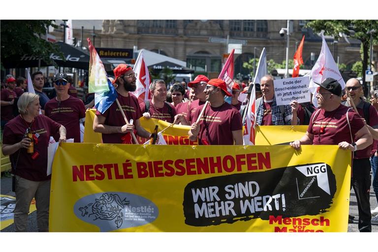 Nestlé-Beschäftigte kämpfen um ihre Jobs.