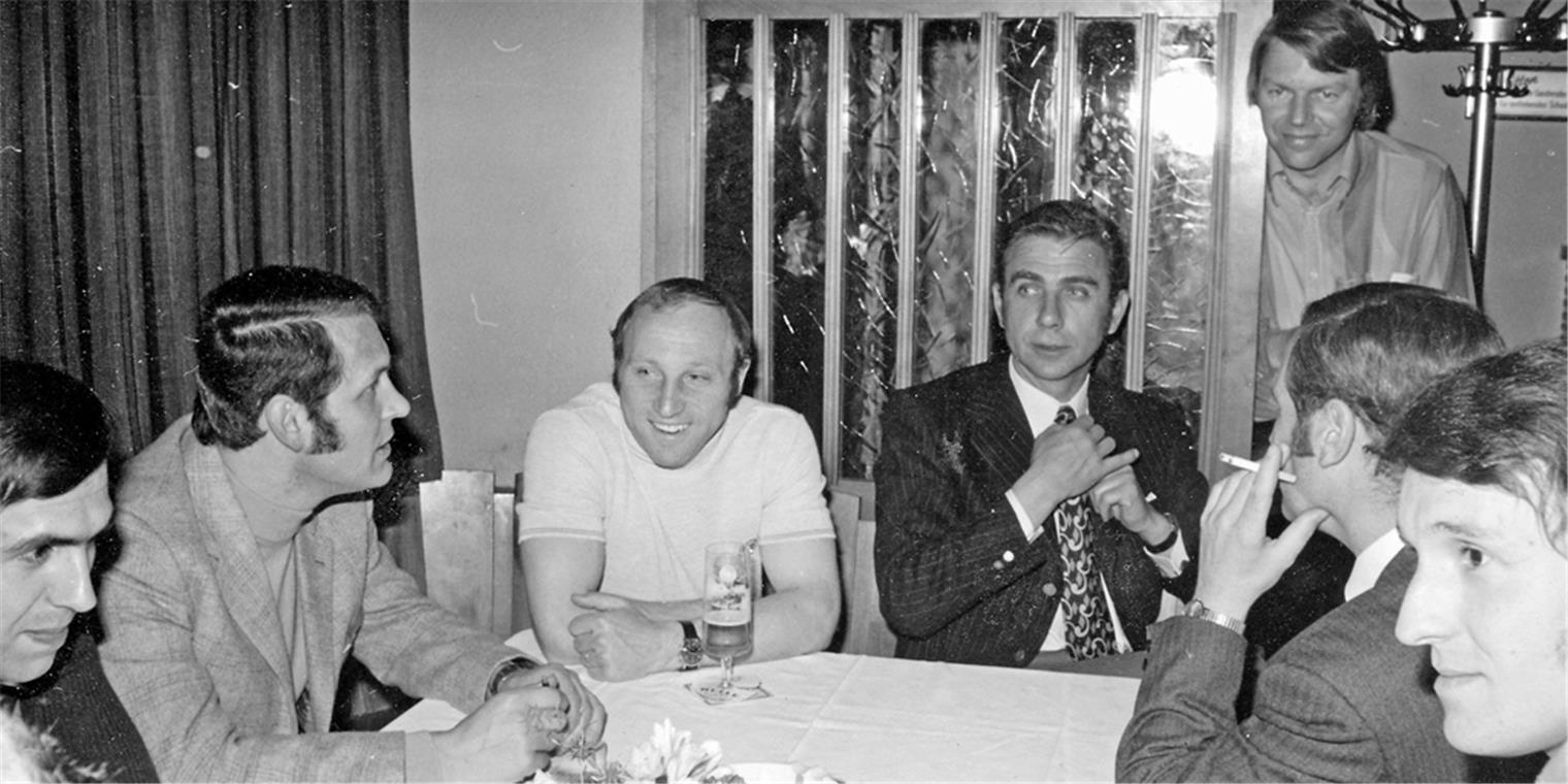 Bayern mit allen Stars an Bord in Backnang Netter Abend mit Uwe Seeler (Dritter von links): Der HSV kam im Gasthof Murrtal-Viadukt unter.