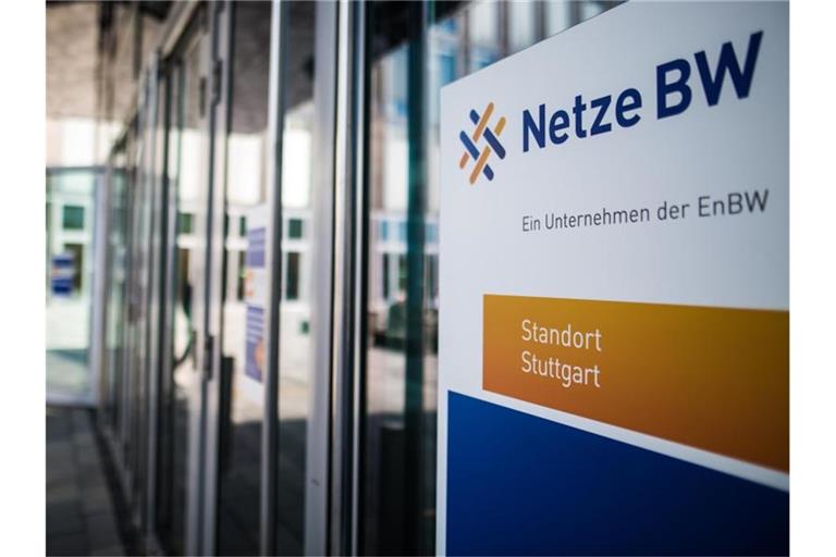 „Netze BW“ steht auf einem Schild am Eingang der EnBW City in Stuttgart. Foto: Christoph Schmidt/dpa/Archivbild