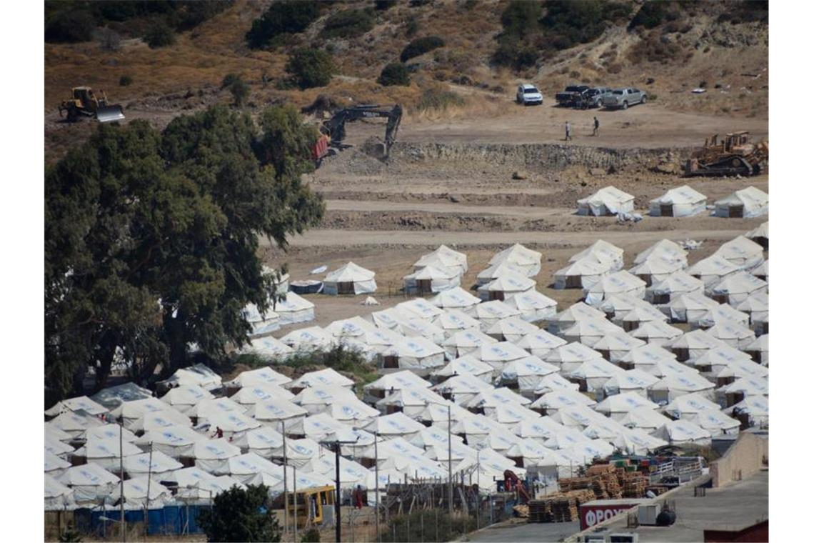 Neu aufgebaute Zelte für die Umsiedlung von Migranten und Flüchtlingen stehen im provisorischen Zeltlager Kara Tepe wenige Kilometer nördlich der Ortschaft Mytilini. Foto: Panagiotis Balaskas/XinHua/dpa