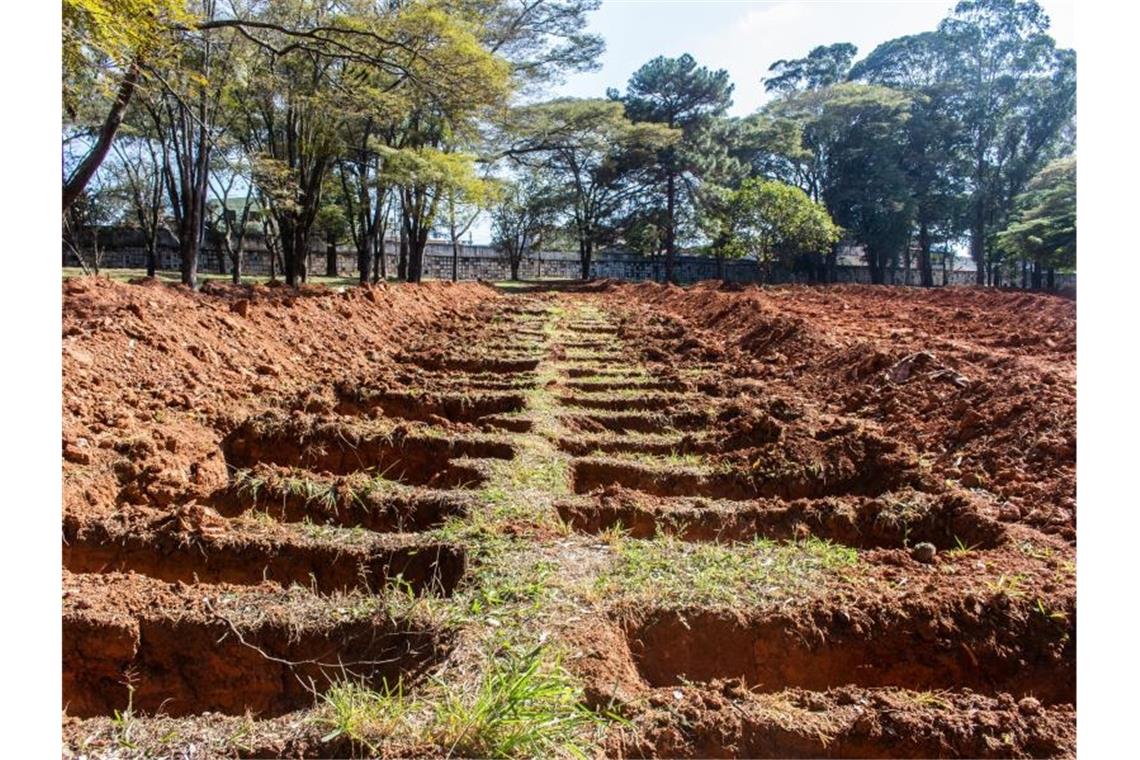 Neu ausgehobene Gräber auf dem Friedhof von Vila Formosa in São Paulo. Foto: Van Campos/TheNEWS2 via ZUMA Wire/dpa