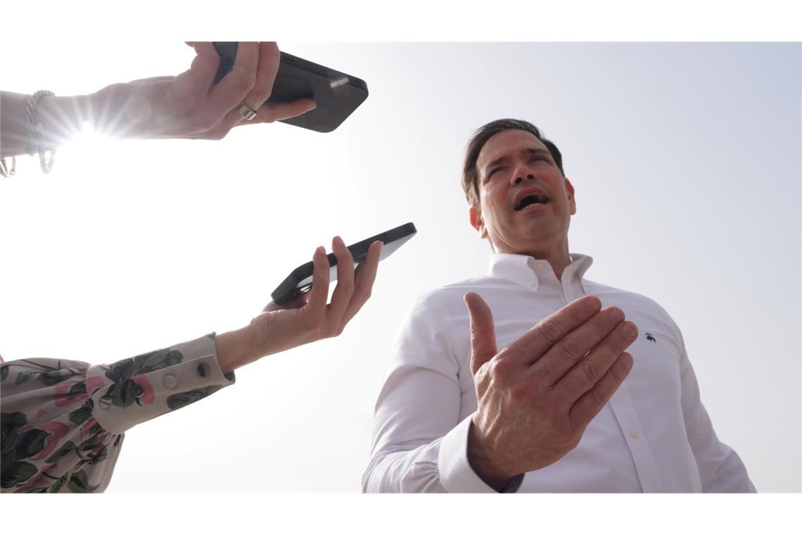 Neu-Delhi: Auf dem Weg ins Flugzeug – US-Außenminister Marco Rubio gibt Statement am Indira Gandhi Airport