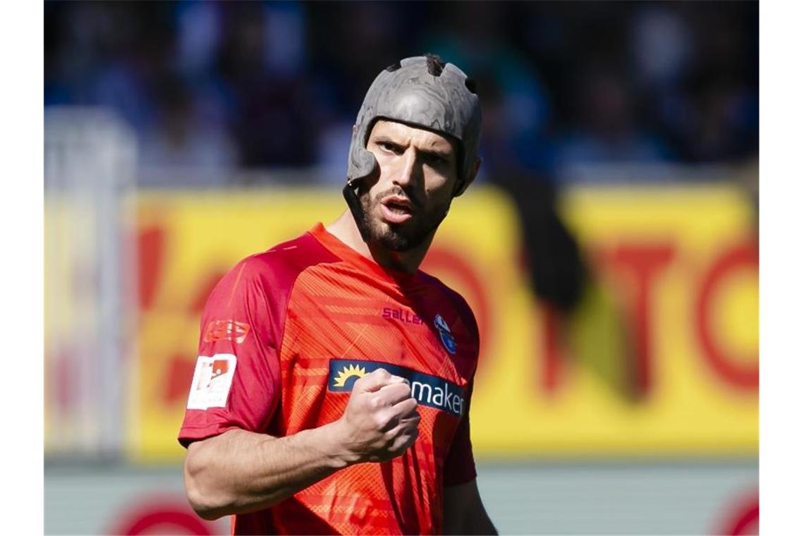 Neu in der Bundesliga und nie ohne Helm: Paderborns Klaus Gjasula. Foto: Frank Molter