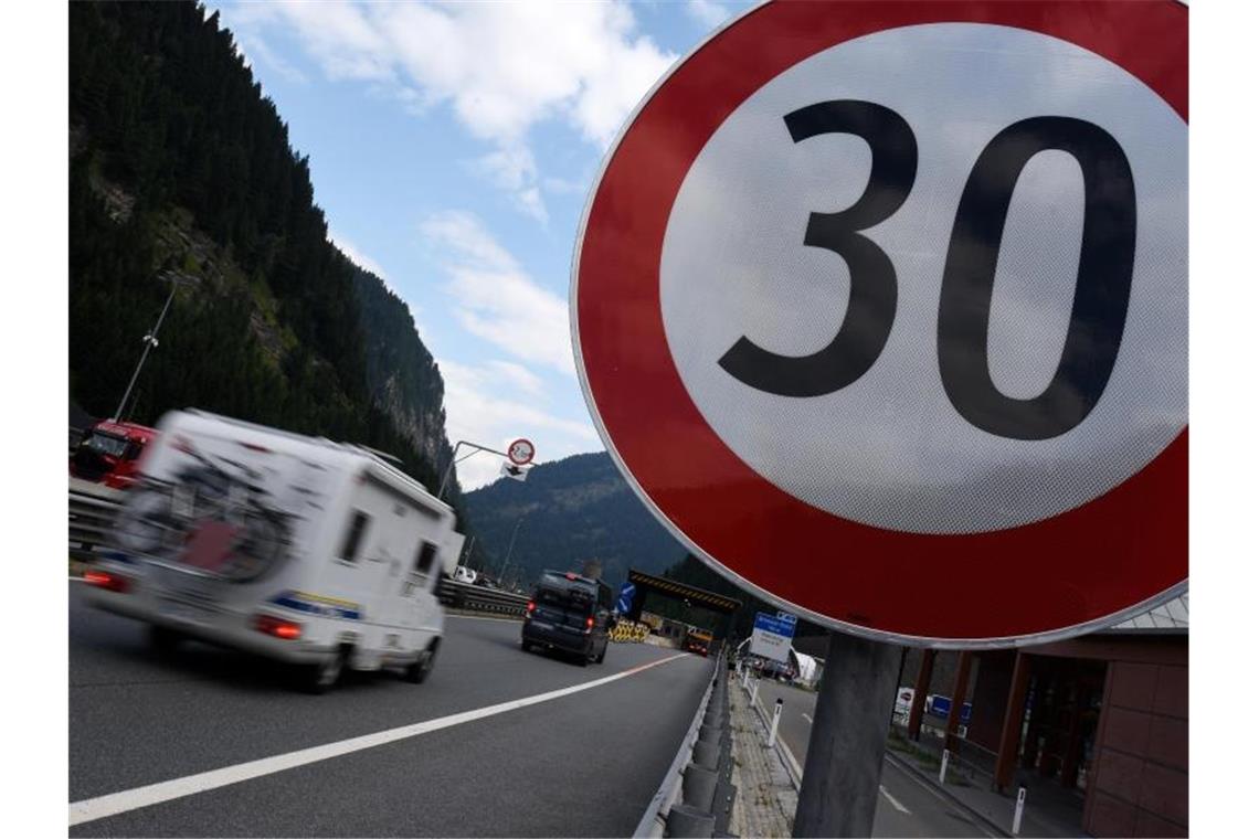 Neu: In Tirol gilt ab sofort ein Fahrverbot auf Landstraßen, die zur Umfahrung der Staus oder zur Vermeidung der Maut auf den österreichischen Autobahnen genutzt werden. Foto: Angelika Warmuth