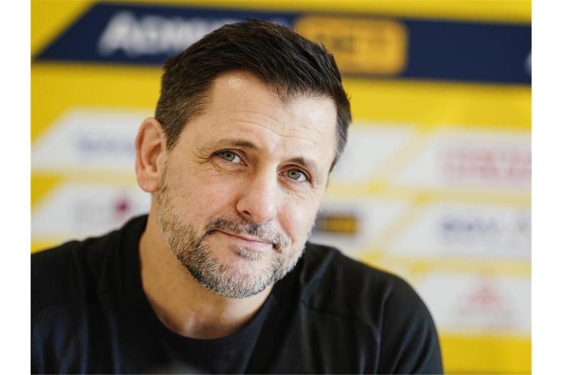 Neu-Löwen-Trainer Ljubomir Vranjes sitzt bei einer Pressekonferenz im Sportzentrum. Foto: Uwe Anspach/dpa