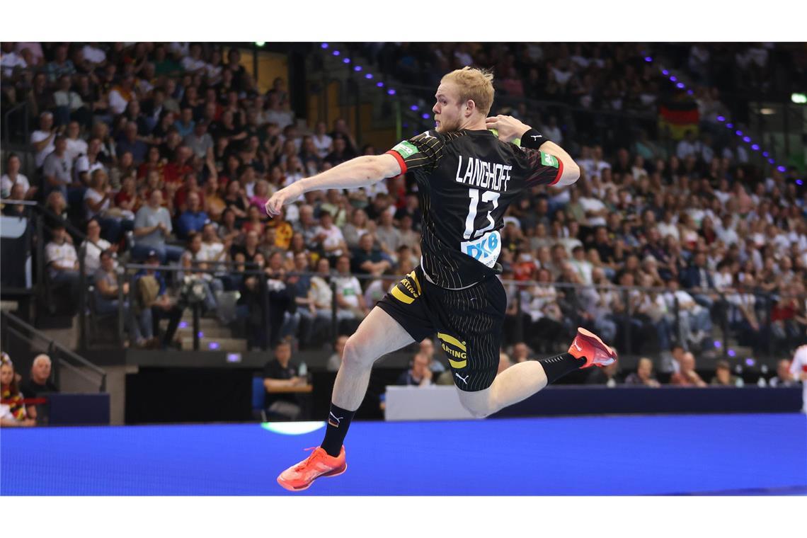 Deutsche Handballer mit Neu-Kapitän Julian Köster zum Kantersieg Neu-Nationalspieler Matthes Langhoff von den Füchsen erzielte ein Tor.