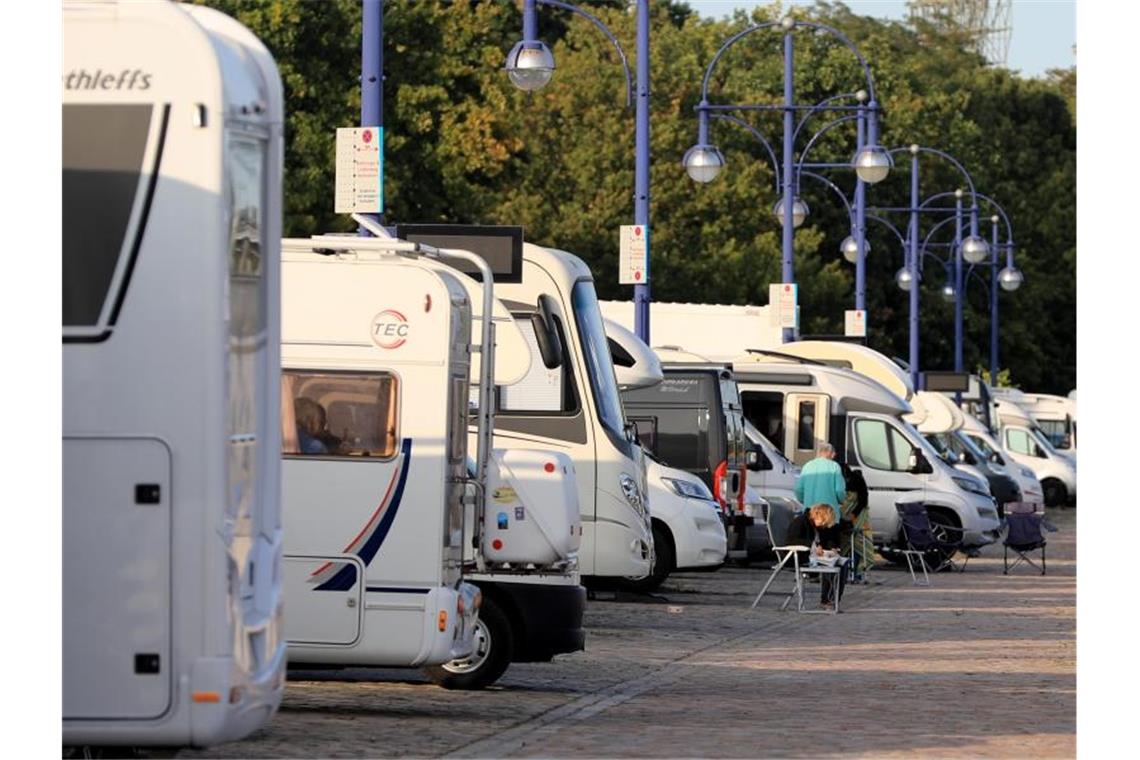 Campingboom während Corona: Rekordumsatz mit Freizeitmobilen Neu oder gebraucht: Wohnmobile sind heiß begehrt. Foto: Peter Gercke/dpa-Zentralbild/dpa