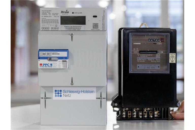 Neu und alt: Ein digitaler Stromzähler mit Smart-Meter-Gateway zur Datenübertragung neben einem herkömmlichen analogen Zähler. Foto: Markus Scholz/dpa
