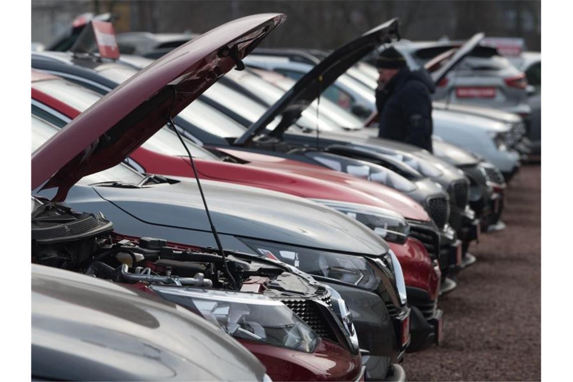 Neu- und Gebrauchtwagen bei einem Autohändler. - Interesse ja, Kauf eher nicht: Alternative Antriebe spielen auf deutschen Straßen nach wie vor nur eine kleine Rolle. Foto: Sebastian Kahnert/dpa-Zentralbild/dpa