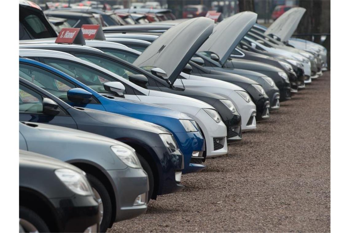 Autohäuser wollen rasch wieder ganz öffnen Neu- und Gebrauchtwagen stehen bei einem Autohändler nebeneinander. Foto: Sebastian Kahnert/dpa-Zentralbild/dpa/Symbolbild
