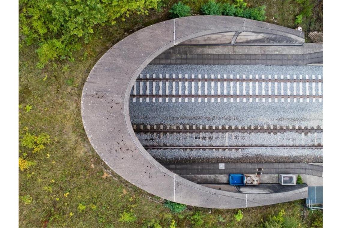 Neu verlegte Schienen führen an der sanierten ICE-Trasse Hannover-Göttingen in einen Tunnel. Foto: Julian Stratenschulte