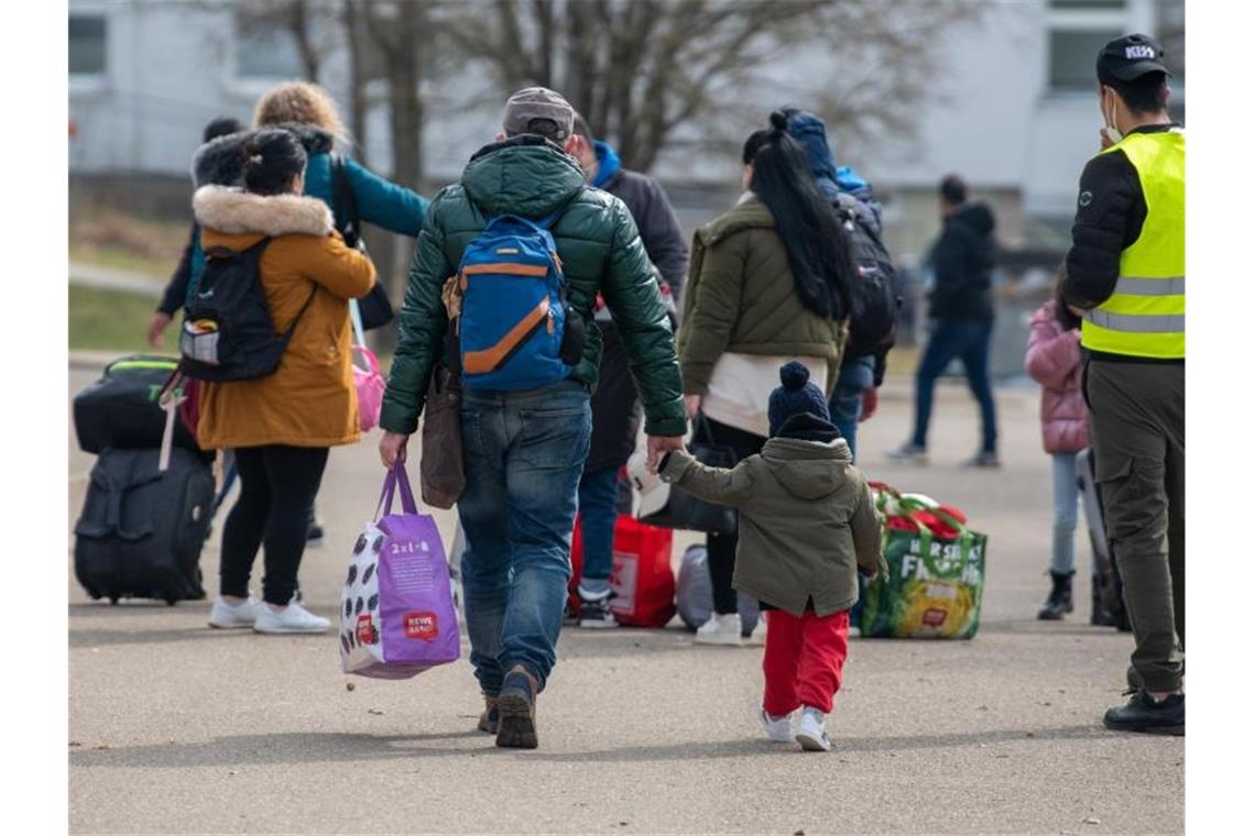 Städtetag: Schieflage bei Verteilung von Kriegsflüchtlingen Neuankömmlinge gehen in der Landeserstaufnahmestelle (LEA) in Ellwangen zu ihrem Quartier. Die LEA ist für viele Geflüchtete der erste Anlaufpunkt in Baden-Württemberg, bevor sie auf die Gemeinden im Land verteilt werden. Foto: Stefan Puchner/dpa