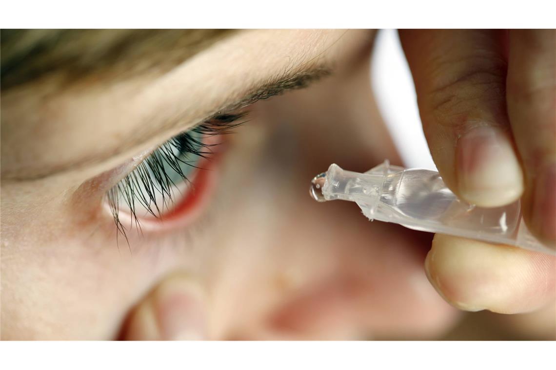 „Vizz“ statt Lesebrille – was taugen die neuen Augentropfen? Neuartige Augentropfen aus den USA können beim Lesen helfen.
