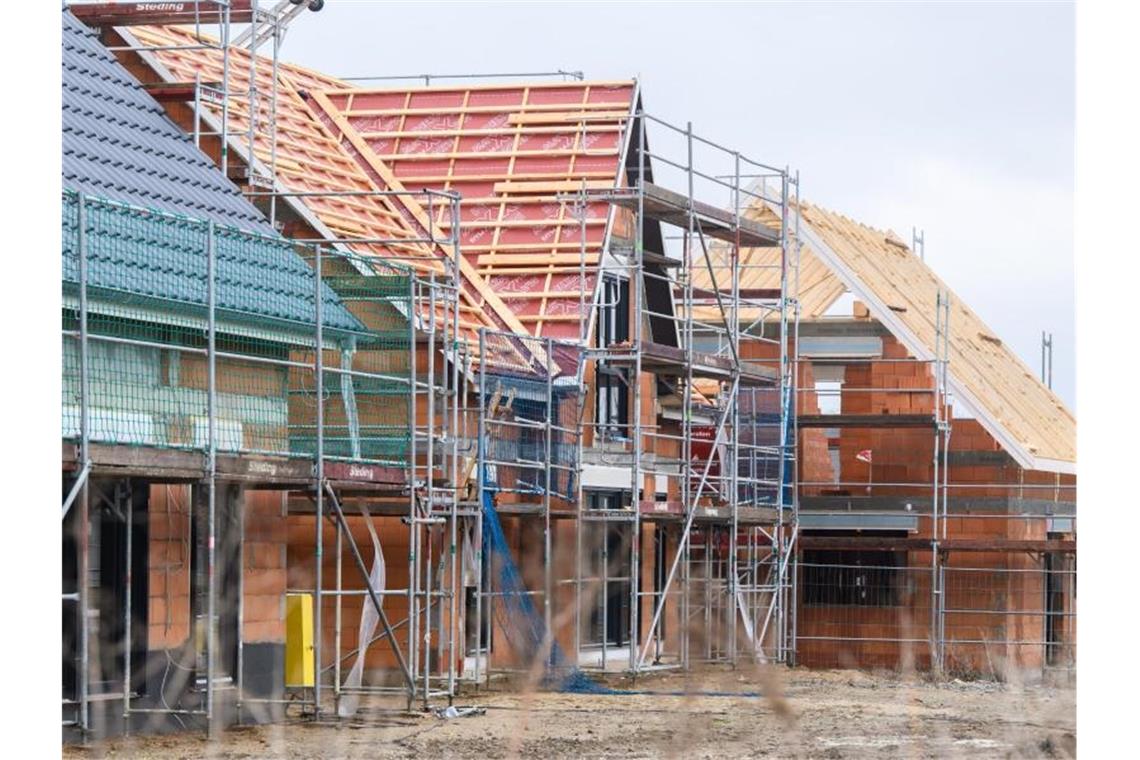 Holz, Beton, Stahl: Am Bau ist alles teurer geworden Neubauten stehen in einem Neubaugebiet in der Region Hannover. Die Preise für Baurohstoffe wie Holz, Beton und Stahl sind 2021 in die Höhe geschossen. Foto: Julian Stratenschulte/dpa