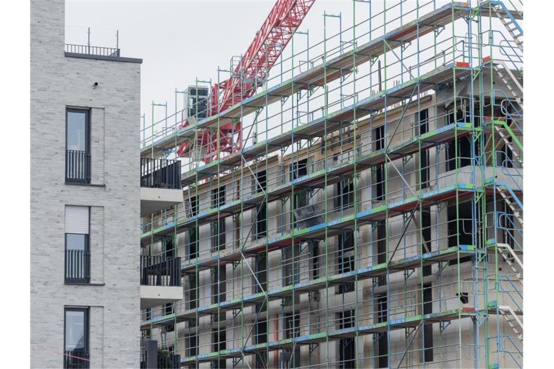 Regierung: Hilfen für private Hausbauer nach KfW-Förderstopp Neubauwohnungen, die nach dem KfW-Förderprogramm für Effizienzhäuser KfW55 der Kreditanstalt für Wiederaufbau entstanden sind und entstehen, aufgenommen im Stadtteil Ehrenfeld in Köln. Foto: Rolf Vennenbernd/dpa