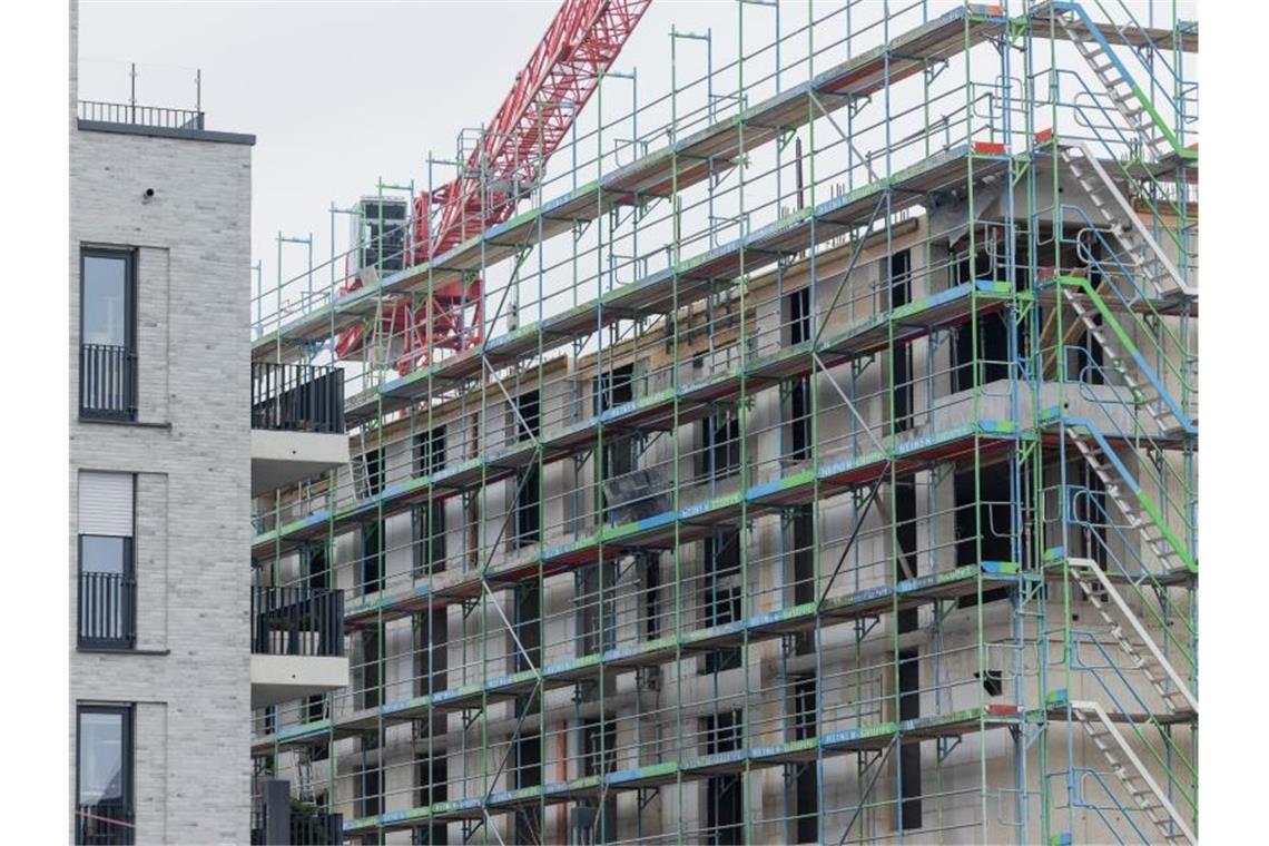 Banken erwarten Verteuerung von Immobilienkrediten Neubauwohnungen entstehen: Angesichts einer Antragsflut hat die neue Bundesregierung die Förderung für energieeffiziente Gebäude vorläufig gestoppt. Foto: Rolf Vennenbernd/dpa