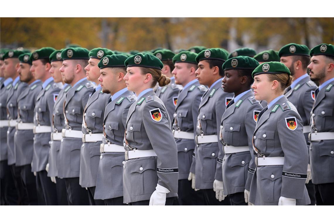 An diesen Uniformen wird die Zeitenwende nicht scheitern Neue „Ausgehuniformen“ für die Bundeswehr sollen insgesamt 825 Millionen Euro kosten.