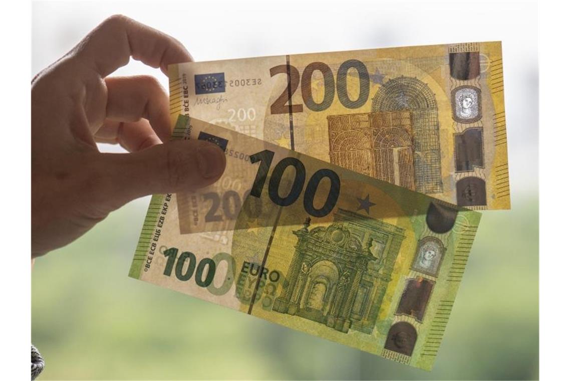 Geldfälscher verhaftet: 100-Euro-Scheine in Umlauf gebracht Neue Einhundert- (unten) und Zweihundert-Banknoten werden bei der Bundesbank vorgestellt. Foto: Boris Roessler/dpa/Archivbild