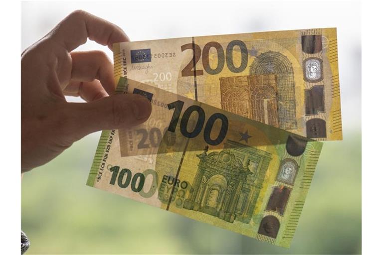 Neue Einhundert- (unten) und Zweihundert-Banknoten werden bei der Bundesbank vorgestellt. Foto: Boris Roessler/dpa/Archivbild