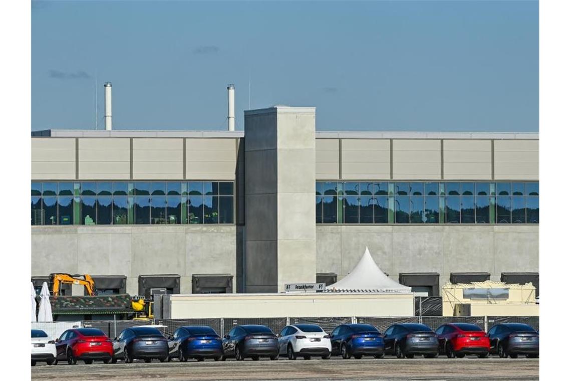 Öffentliche Erörterung - Einwände gegen Tesla-Fabrik Neue Elektrofahrzeuge der Marke Tesla stehen auf dem Baugelände der Tesla Gigafactory östlich von Berlin. Foto: Patrick Pleul/dpa-Zentralbild/ZB